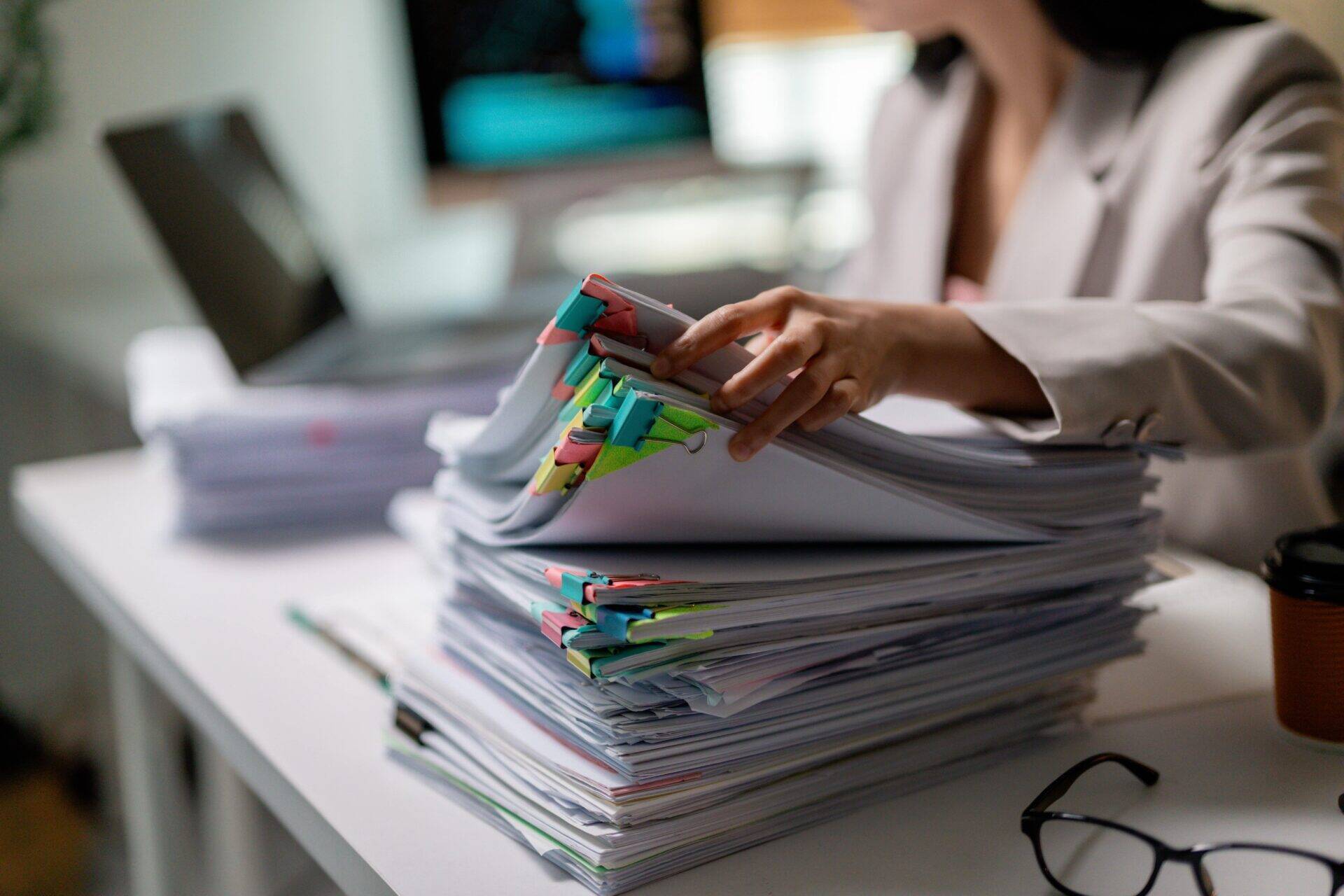 consultante qui cherche un document pour son dossier technique