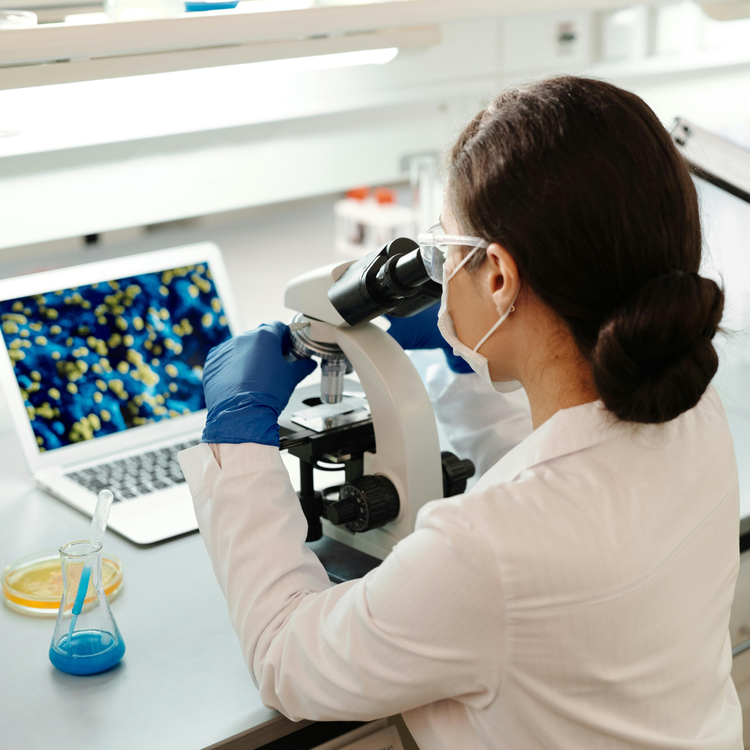 chercheuse faisant des analyse en laboratoire sur des microorganismes