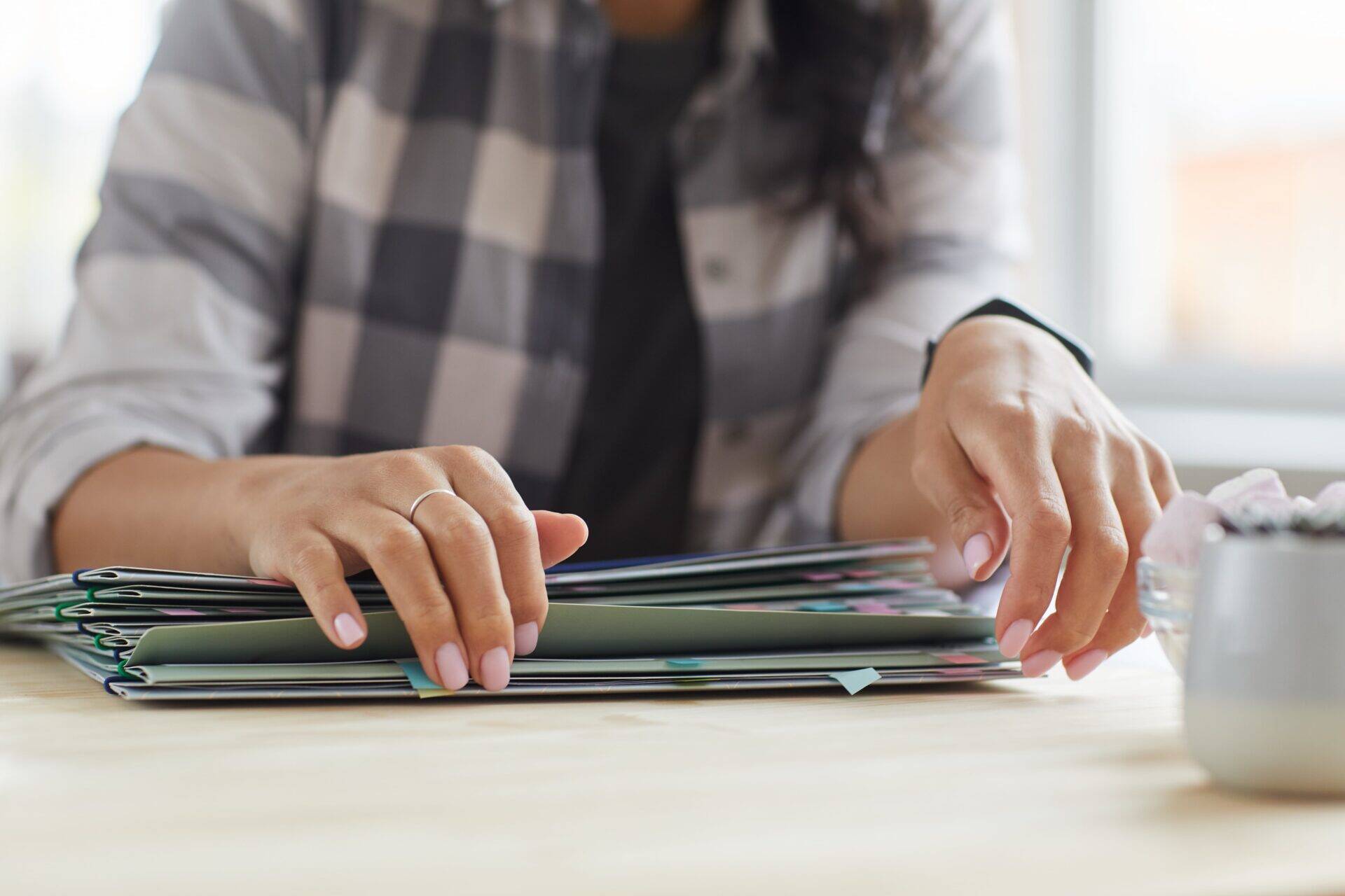 femme travaillant sur ses documents CII