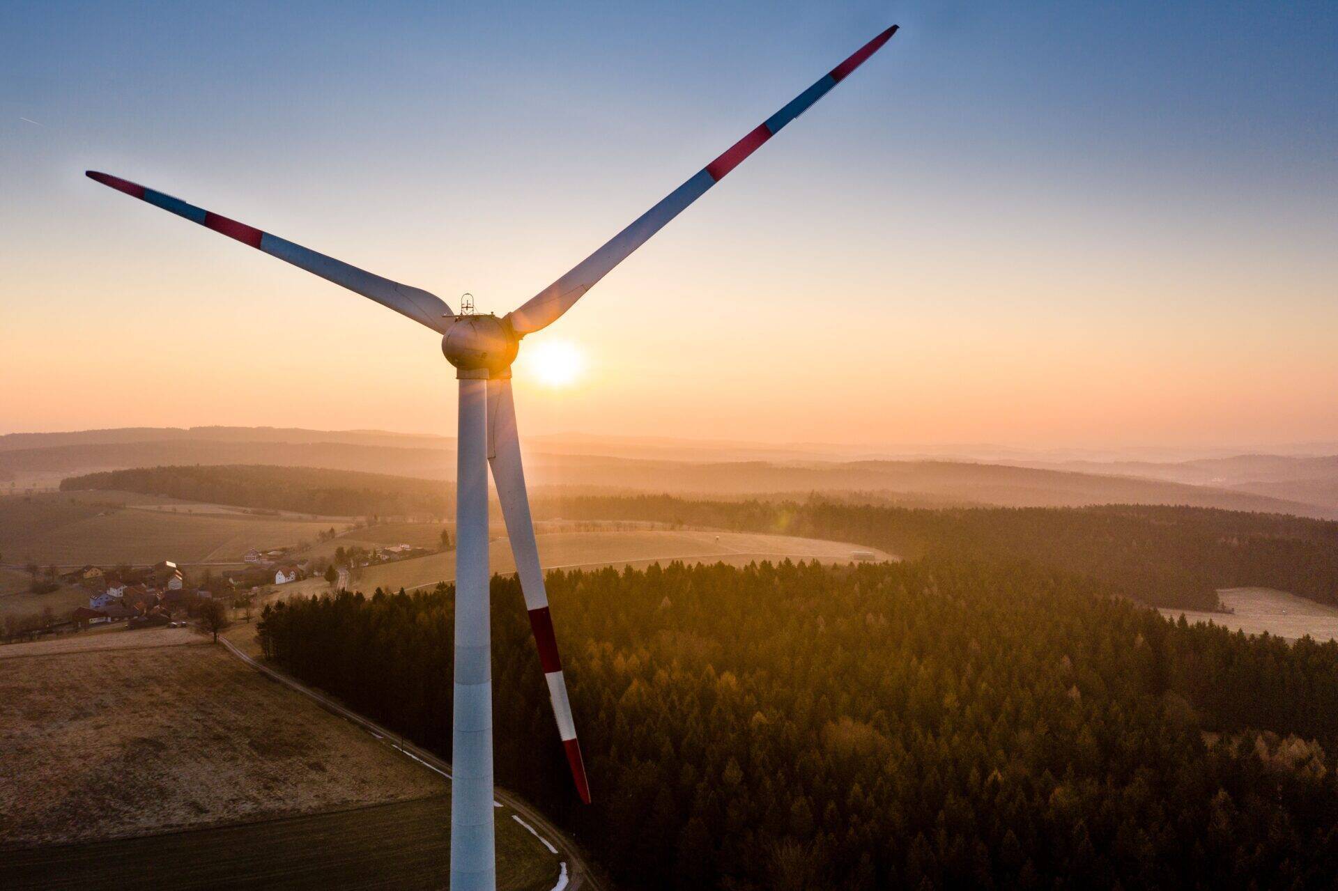 white-windmill-closeup-at-sunrise-sun-rays-floodi-2026-01-07-23-13-30-utc.jpg