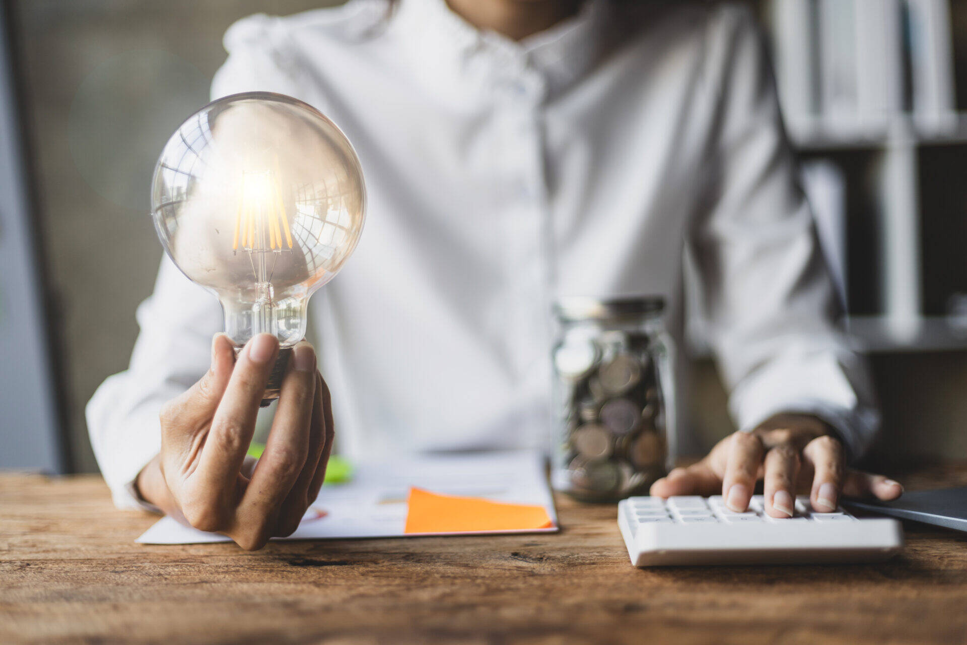 financial-ideas-with-lightbulb-and-calculator-on-d-2026-03-25-06-39-59-utc.jpg
