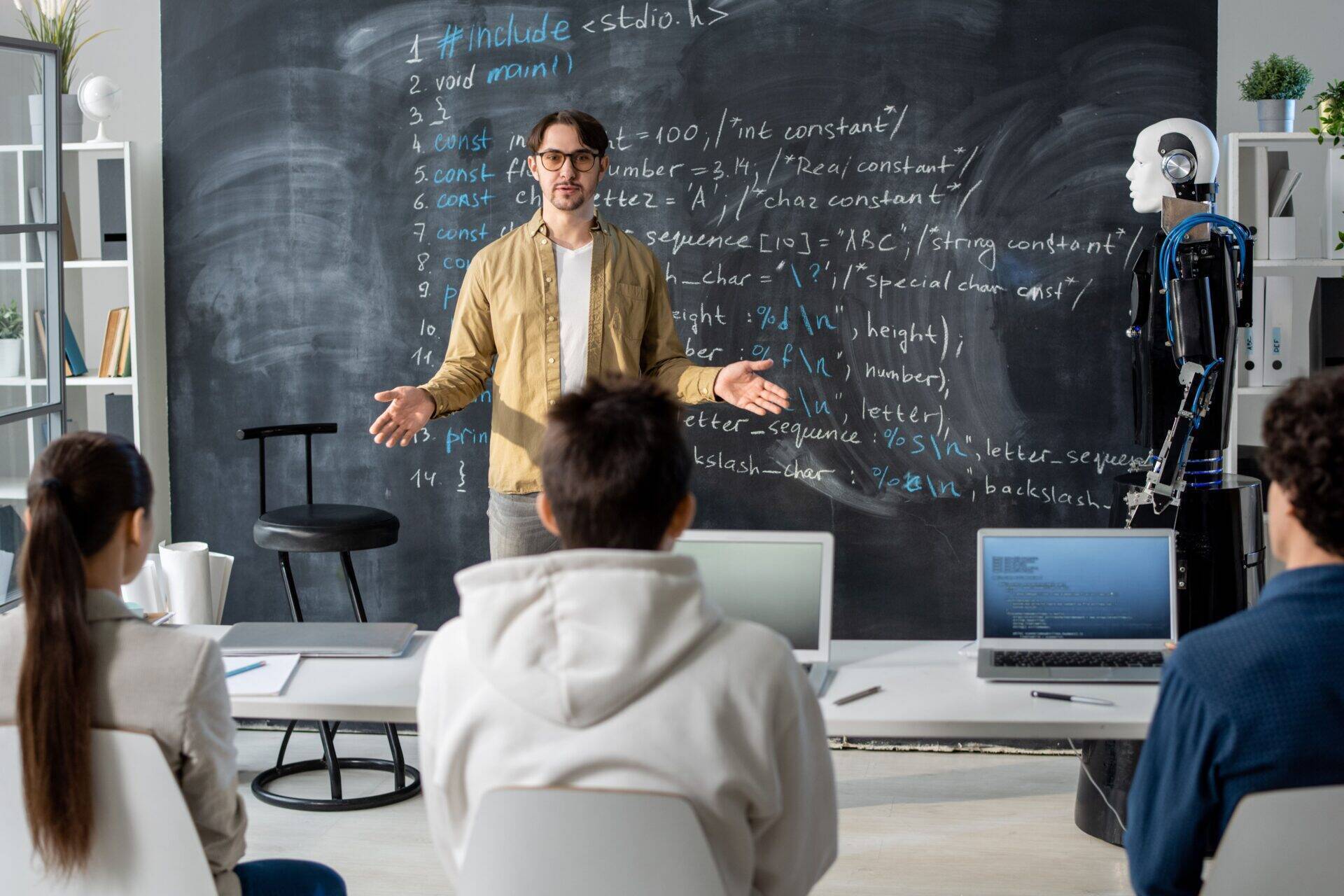 professeur enseignant la robotique grâce à l'IA