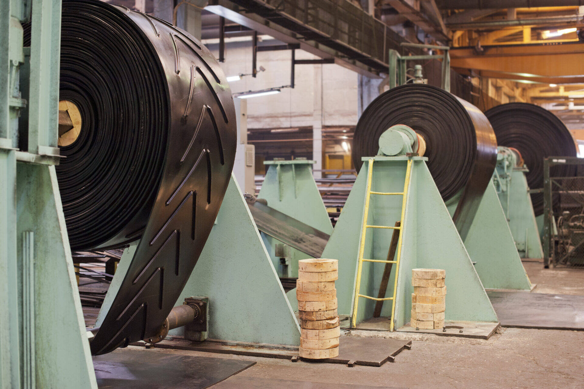 large-industrial-conveyor-belt-rolls-on-supports-2026-01-07-00-25-39-utc.jpg