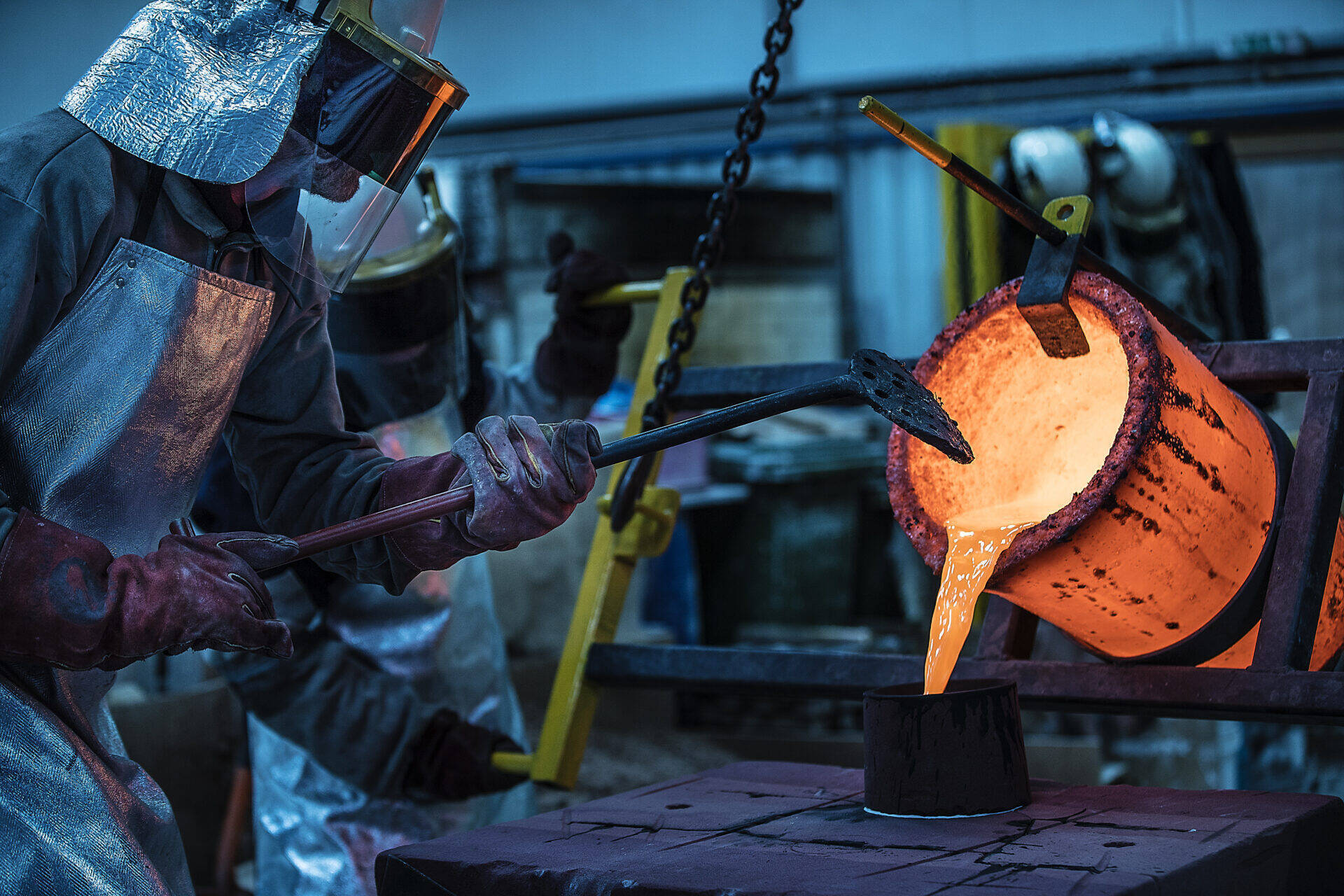 male-foundry-workers-pouring-bronze-melting-pot-in-2026-01-09-10-26-07-utc.jpg