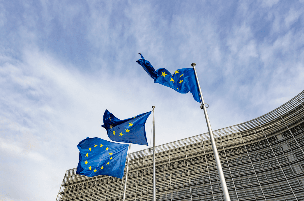 Drapeaux de l'Union européenne devant le siège de la Commission européenne à Bruxelles