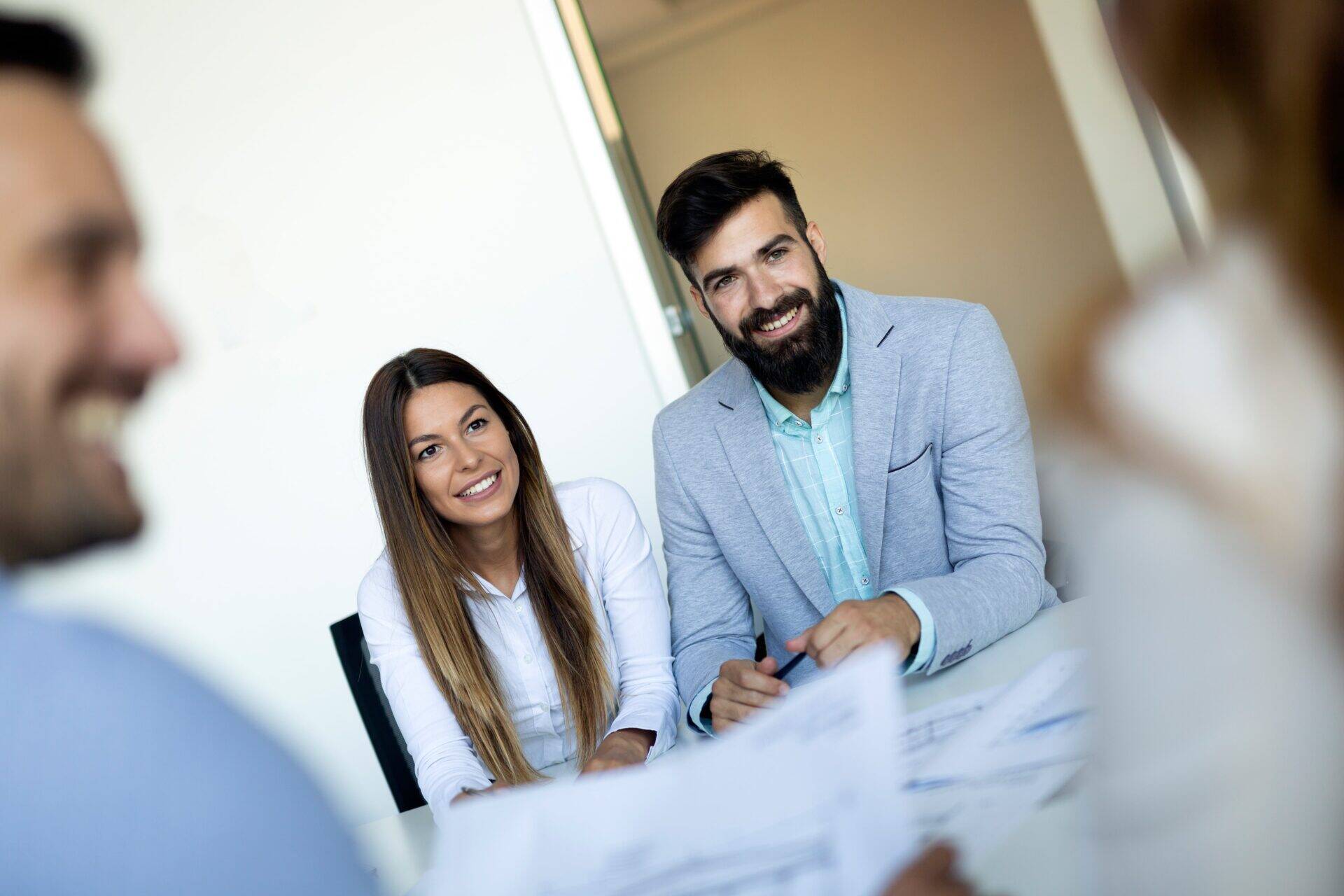 jovens consultores financeiros numa reunião