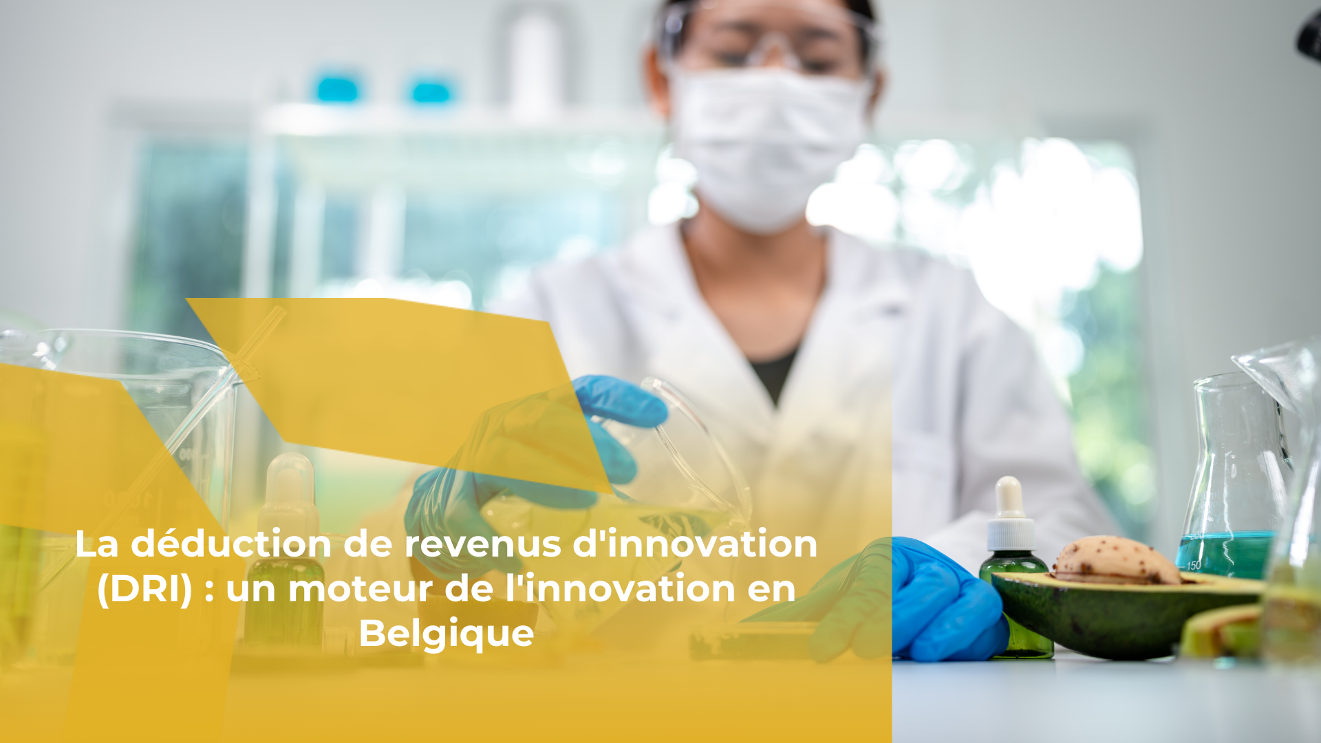chercheuse en biotechnologie réalisant des analyses en laboratoire