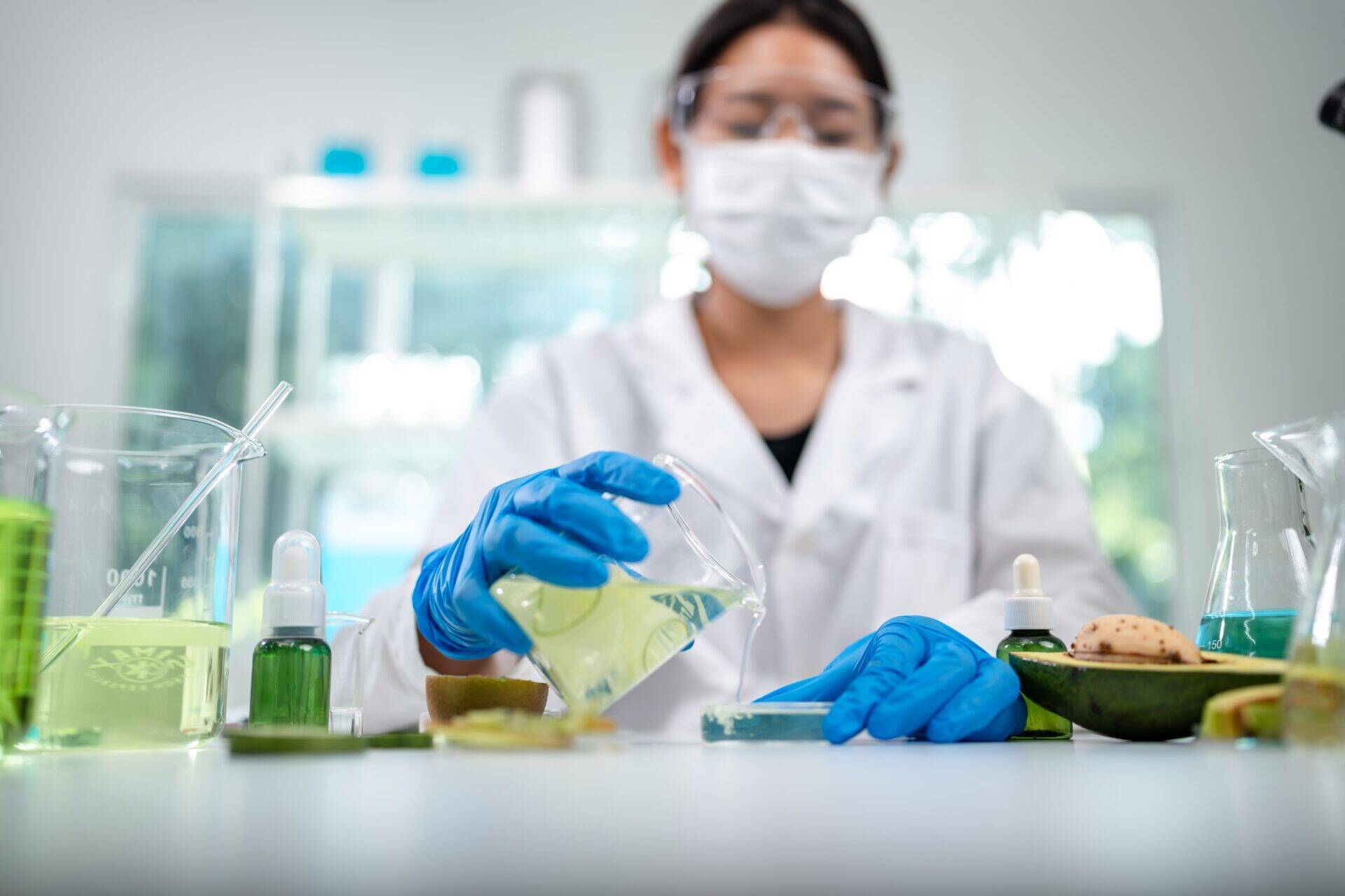 chercheuse_biotechnologie_laboratoire-min.jpg