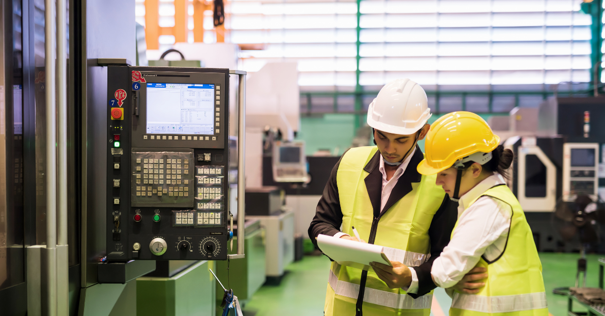 Ingenieros revisando datos técnicos para medir y verificar el ahorro energético en un proyecto de eficiencia energética mediante el protocolo IPMVP.