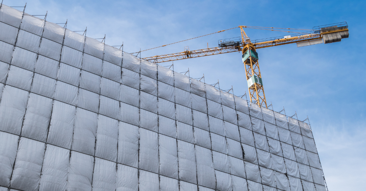 Edificio en proceso de rehabilitación de fachada para mejorar el aislamiento térmico y la eficiencia energética mediante actuaciones susceptibles de generar Certificados de Ahorro Energético (CAEs).