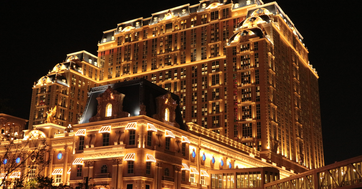 Hotel iluminado con sistemas de eficiencia energética que permiten generar Certificados de Ahorro Energético (CAEs)